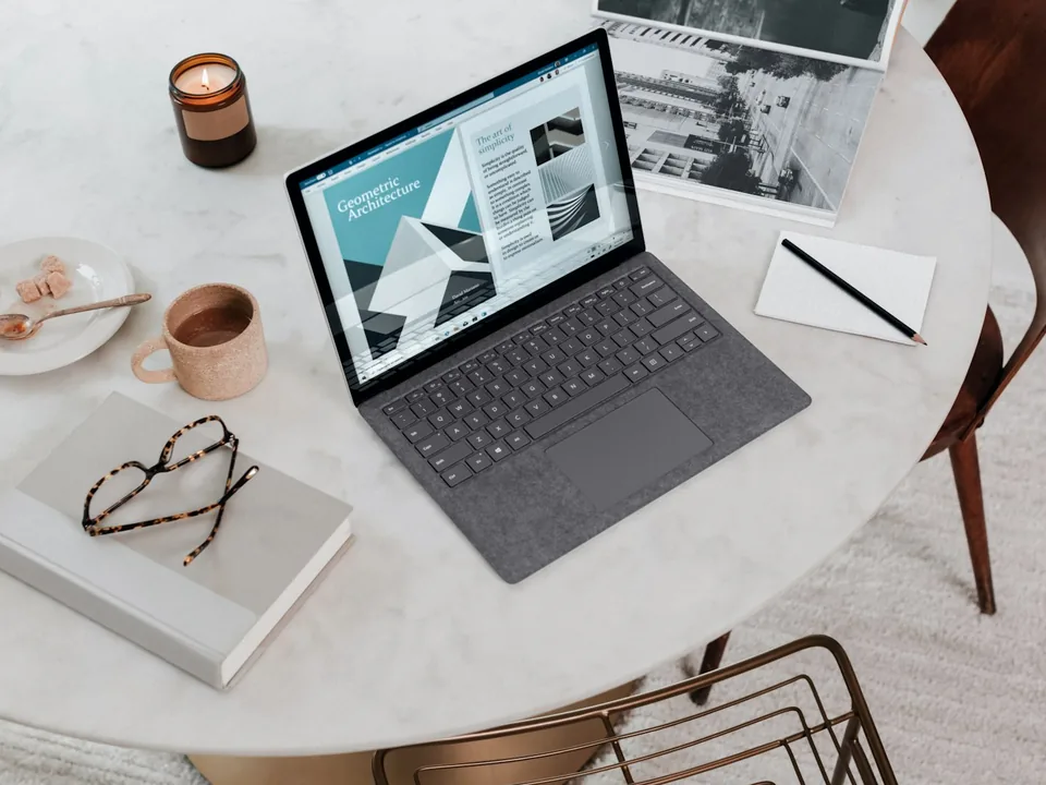 Ordinateur portable posé sur une table de travail — la séance d'accompagnement se déroule sur votre propre matériel