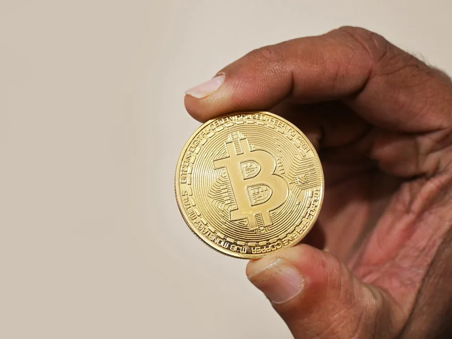 Assortiment de pièces représentant des crypto-actifs sur un fond sombre — image symbolique, les crypto-actifs sont des actifs numériques
