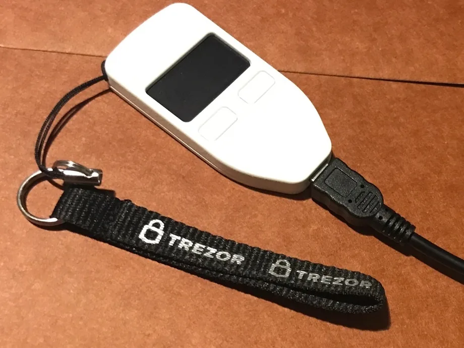 Portefeuille matériel (hardware wallet) et son câble USB — la clé privée ne quitte jamais l'appareil