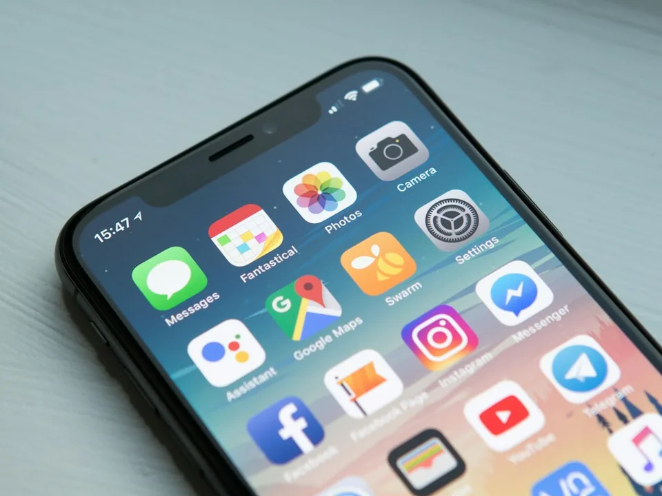Smartphone posé sur un bureau — le portefeuille mobile est le support le plus courant pour les petits montants